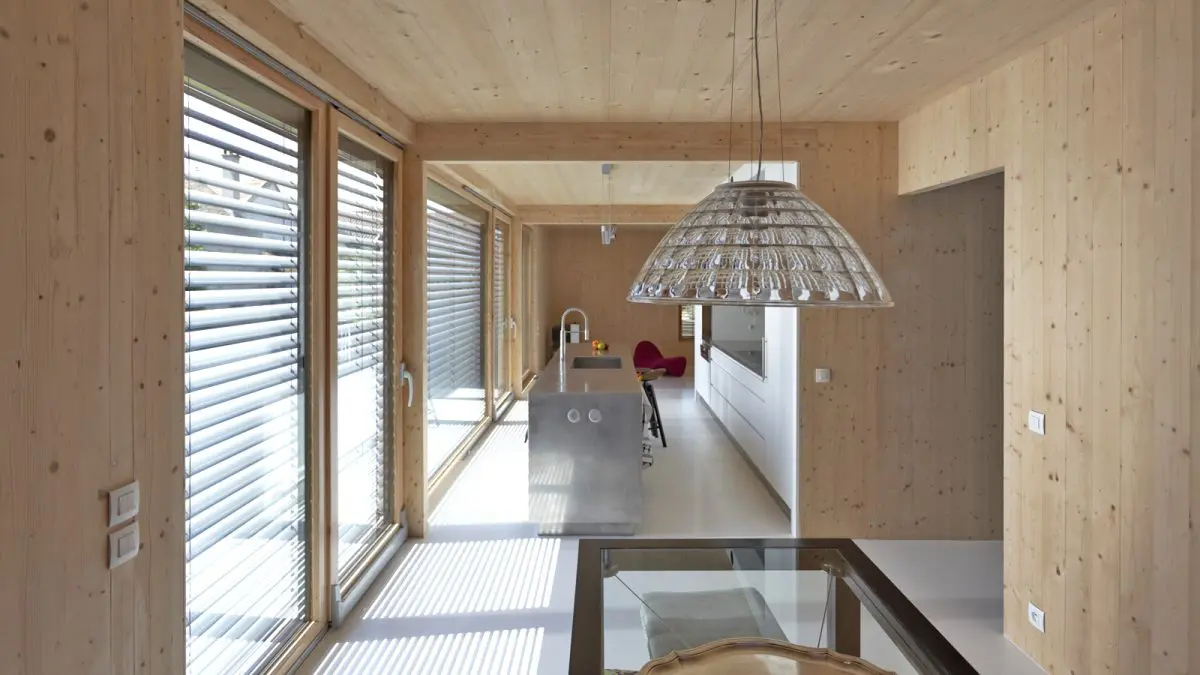 Même maison que ci-dessus, mais vue intérieure avec le CLT apparent.