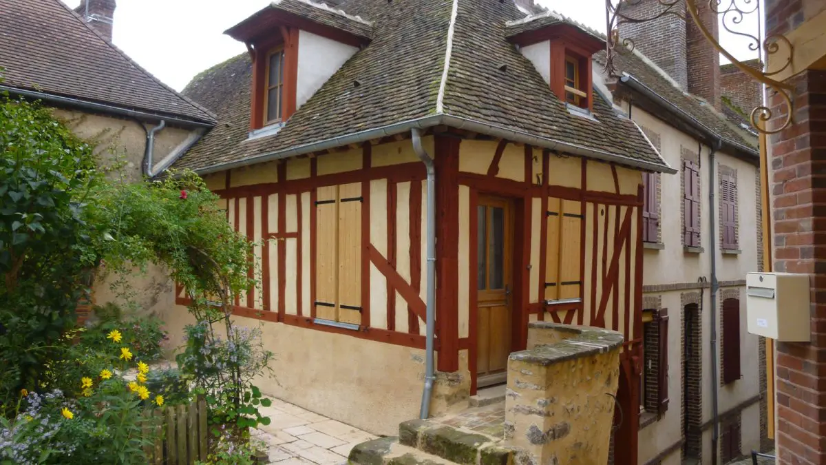 Magnifique sauvetage d'une maison à pans de bois à Toucy (89). La toiture refaite en anciennes tuiles plates de Bourgogne a été isolée en fibre de bois. Entre les pans de bois, remplacés lorsque nécessaire, remplissage en torchis allégé (terre-paille), isolation intérieure en fibre de bois. (Voir Habitat Naturel n° 66).