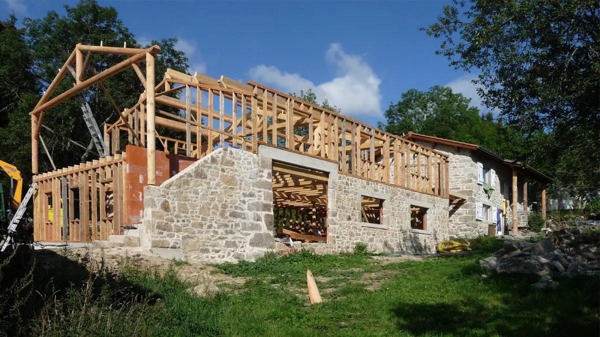 Rénovation d'une grange en habitation confortable. Maître d'œuvre : ABiterre. Voir n°50.