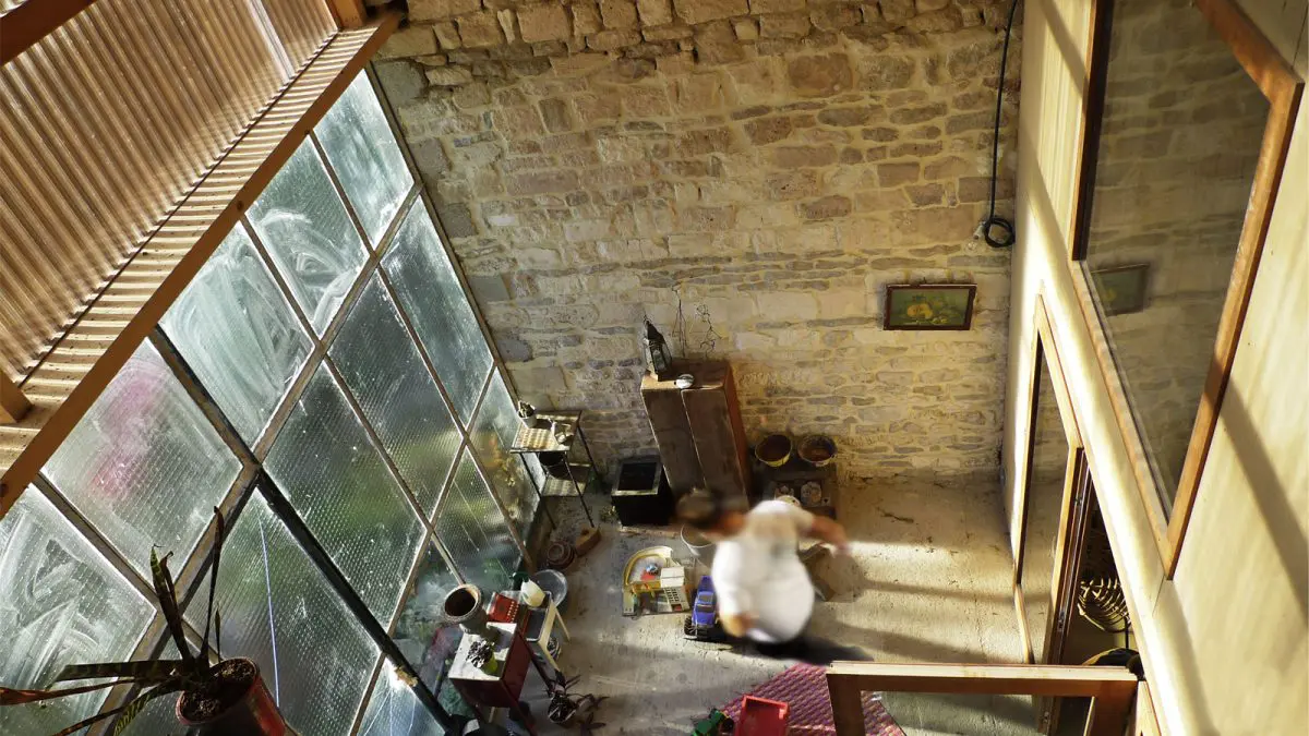 Exemple de rénovation de type "boîte dans la boîte" avec cette magnifique réhabilitation d'un chai en Charente, cette organisation a permis de conserver en l'état la façade sud-est en serrurerie et verre simple vitrage, tout en créant une habitation au confort d'aujourd'hui (RT2012 neuf !). Arch. Alterlab. Habitat Naturel n°52.