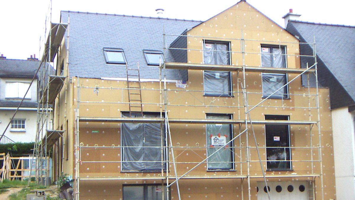 Isolation façade Pavatex. isolation exterieure en fibre de bois sur la maison.