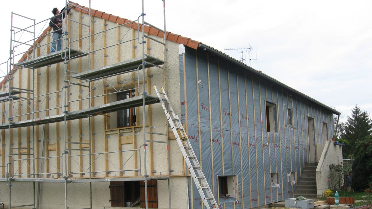 Isolation par l'extérieur d'une maison. Photos Alain Langer. 
