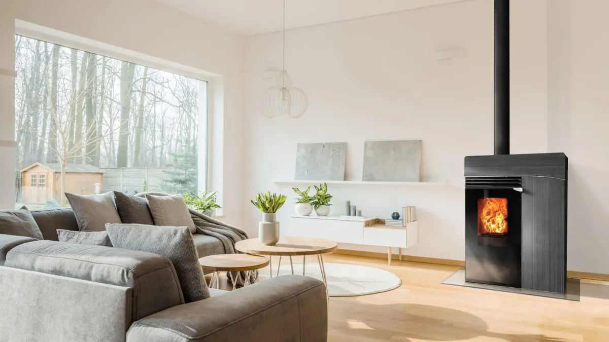 Grâce à son réservoir de 40 kg, le H6 Horizon offre la plus grande autonomie des poêles Hoben. D’une puissance de 1,6 à 7,9 kW, il s’adapte à tous les logements. Son parement en pierre naturelle se décline en blanc calcaire, en serpentine grise ou noire et en pierre de sable. Voir n°95